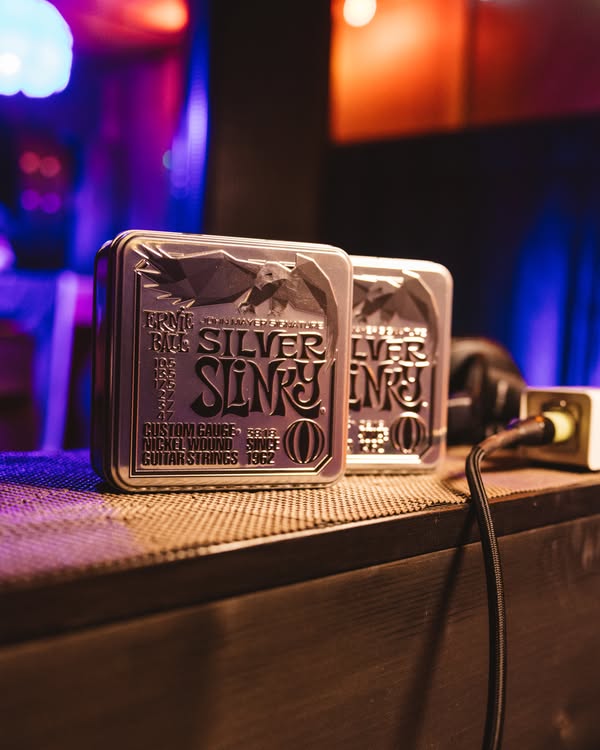 Signature Silver Slinky strings  are offered in a Single Pack, 6-Pack, and a 3-Pack collectible tin as spotlighted here. inta-audio.com/search/silver-…