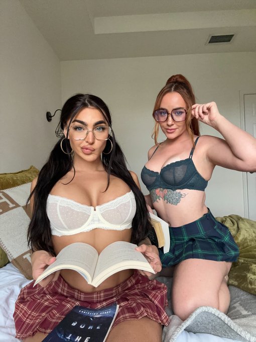 Watch Emily Rinaudo's leaked NSFW photo on TwXstars