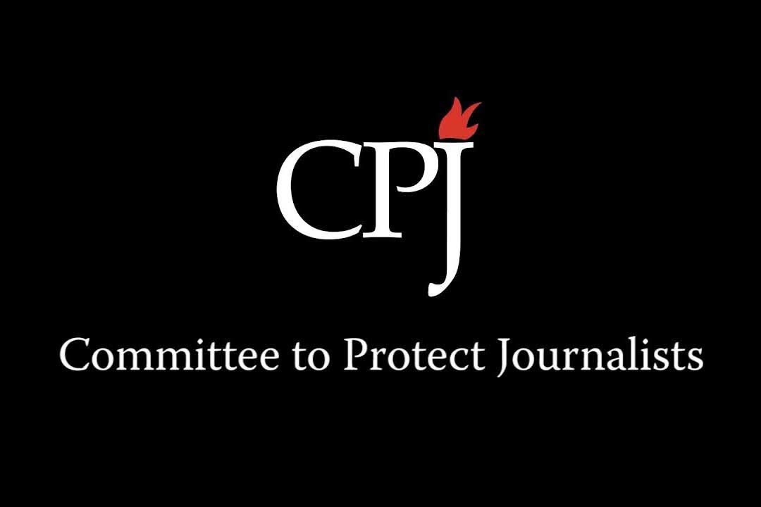 aliseramed21's tweet photo. CPJ: Aracın üzerinde basın yazıyordu

Gazetecileri Koruma Komitesi (Committee to Protect Journalists-CPJ),  Kuzey ve Doğu Suriye’de Türkiye’nin SİHA saldırısında katledilen gazeteciler Cihan Bilgin ve Nazım Daştan için yazılı açıklama yayınladı. 

Açıklamalarında Türkiye’nin SİHA saldırısında gazetecilerinin öldürülmesinden endişe duyduklarını ve gazetecilerin çalışmaları nedeniyle hedef alınıp alınmadıklarının soruşturulması çağrısında bulunduklarını belirten CPJ, komitenin Savunuculuk ve İletişim Direktörü Gypsy Guillén Kaiser’in New York'ta yaptığı açıklamaya yer verdi. Açıklamada, "Gazeteciler sivildir ve her zaman korunmalıdır. Türkiye'nin savunma makamlarını Suriye'de gazeteciler Cihan Bilgin ve Nazım Daştan'ın öldürülmesine ilişkin kapsamlı bir soruşturma yürütmeye çağırıyoruz. Sorumluların hesap vermesini sağlamak bir zorunluluktur" denildi. 

Saldırıya ve gazetecilere ilişkin bilgilere yer verilen açıklamada, CPJ’nin Hawar Haber Ajansı (ANHA) yöneticisi Ekrem Bereket ile iletişime geçtiği belirtilerek, Bereket’in gazetecilerin bulunduğu aracın üzerinde “Basın” yazıldığını ancak buna rağmen araca saldırı düzenlendiğini söylediği belirtildi.