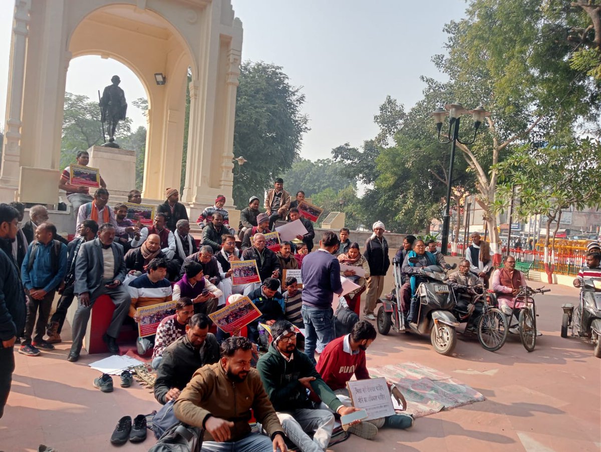यूपी लेखपाल भर्ती से विकलांग अभ्यर्थियों को असक्षम बोलकर बाहर कर दिया गया,
योगी सरकार से एक साल से दया की भीख मांग रहे हैं,
क्या विकलांगो से उनके अधिकार और आरक्षण छीनने के उद्देश्य से 'दिव्यांग' नाम दिया गया,
ये 'सम्मान' नहीं 'कफ़न' है,
विकलांगो को 'जिंदा लाश' बना दिया गया है,