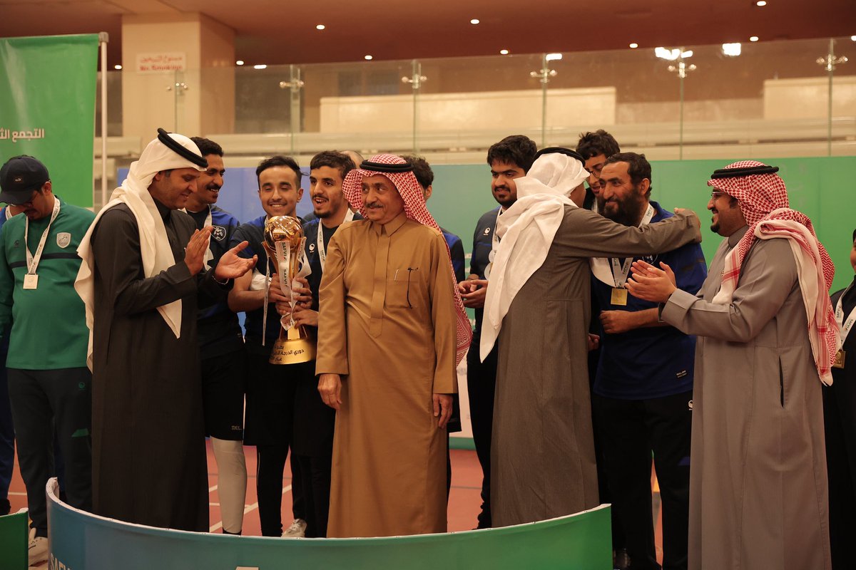 Safvi_SA's tweet photo. رئيس مجلس الإدارة، الأستاذ خالد الفهيد، يتوج نادي ذوي الإعاقة بحائل @hail_tc1 ببطولة دوري الدرجة الأولى لكرة الهدف، حيث سلم لرئيس النادي الأستاذ عبدالسلام العامر كأس البطولة وقلد اللاعبين الميداليات الذهبية. https://t.co/ReB7YygNN4