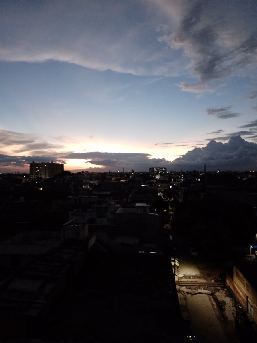जमीन-ए चमन गुल खिलाती है क्या-क्या 

बदलता है रंग आसमाँ कैसे कैसे...

زمین اے چمن گل کھلاتی ہے کیا کیا 

بدلتا ہے رنگ آسماں کیسے کیسے، ،،