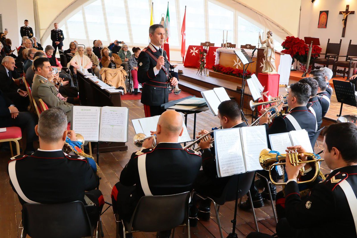 Esibizione musicale della Fanfara del 4° Reggimento a cavallo dei #Carabinieri presso l’Ospedale San Giovanni Battista di #Roma. Un gesto di affetto e vicinanza, in occasione delle imminenti festività
#PossiamoAiutarvi