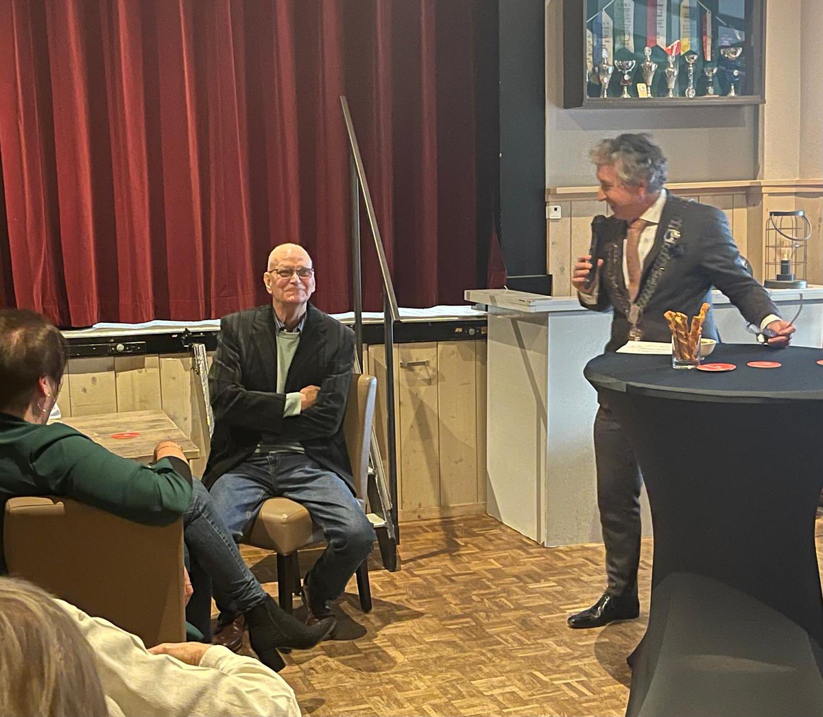 Koninklijke onderscheiding uitgereikt aan Dhr. Jan Brand uit Ammerstol. Hij is al 35 jaar (waarvan 30 voorzitter) drijvende kracht achter verenigingsgebouw Het Gebouw, meer dan 25 jaar bijzonder actief bij de voetbalvereniging in Ammerstol en 50 jaar actief betrokken bij de FNV.