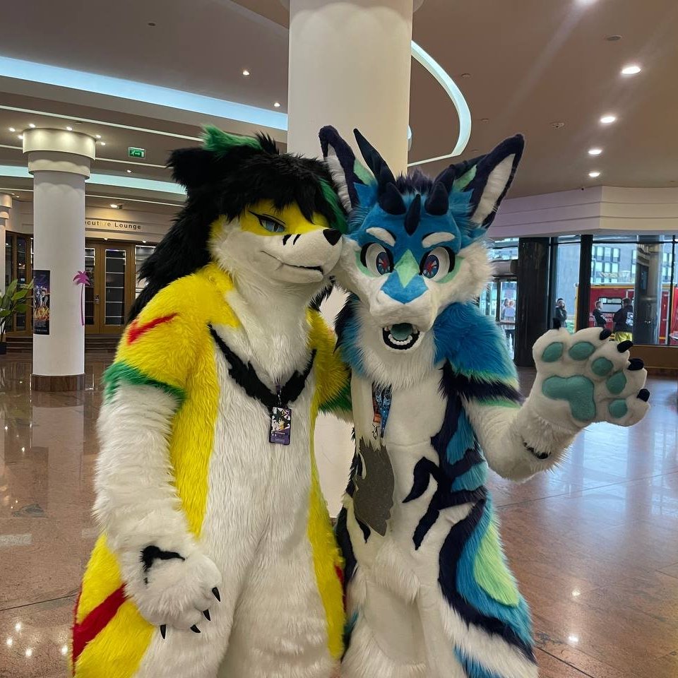 LeModernBard's tweet photo. Me with a cool derg at #FBL12 :3
🐉@Eldrinefr
My fursuit made by @mikaitakuchi0ku
#FursuitFriday https://t.co/oPGeogRxA3