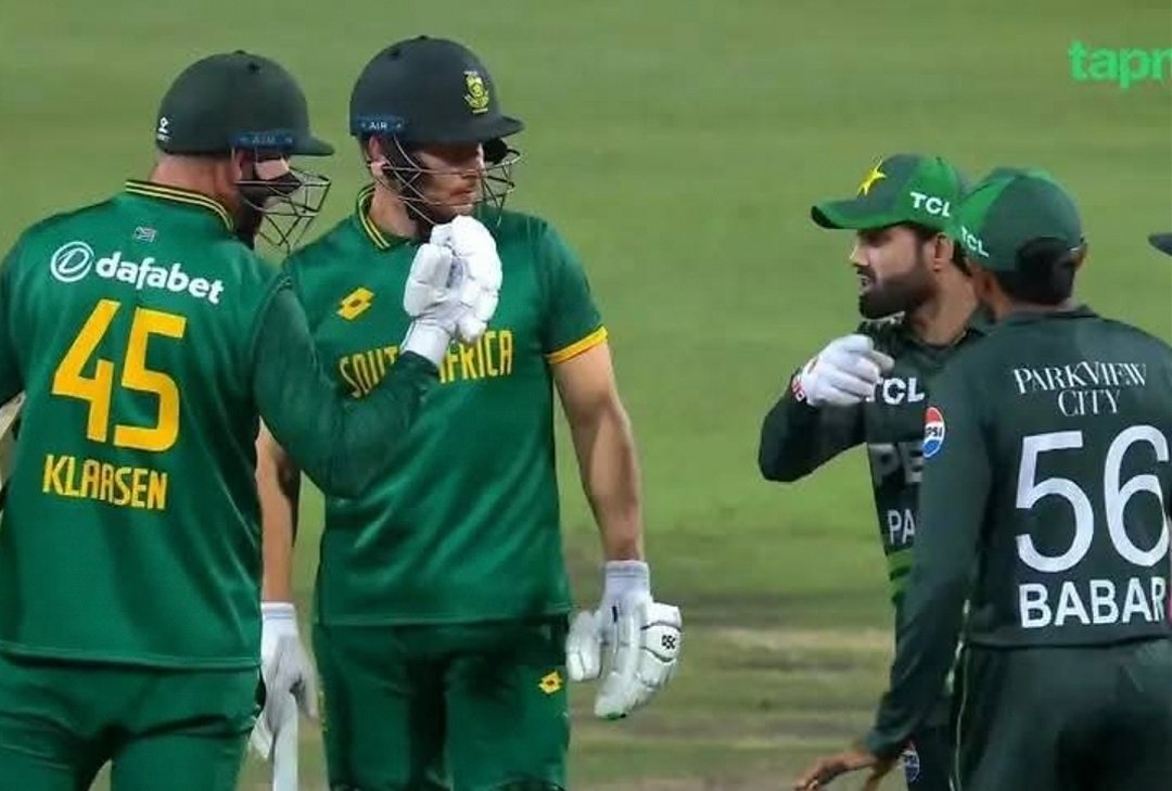 hamad_aslam05's tweet photo. Rizwan just asking ๐ฃ๏ธ
" Final match you perform what happening ๐๐
#PAKvSA #PakistanCricket #PCT #PCTfans https://t.co/0hwbxoStGQ