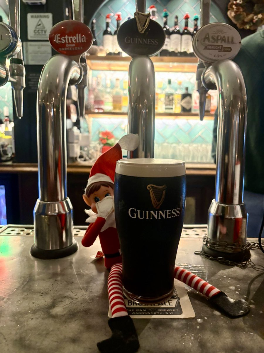 Kickstart your Christmas weekend with us and a fresh pint of Guinness 🍻

#guinness #youngspubs #elfontheshelf #christmasweekend