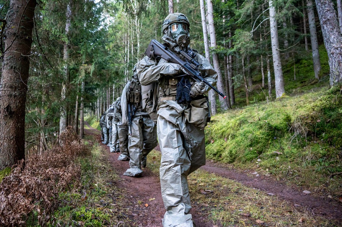 Bundesheerbauer's tweet photo. 150 Grundwehrdiener des Jägerbataillons 25 absolvierten den traditionellen „Barettmarsch“: 30 km und 9 Stationen rund um die Burg Hochosterwitz. #Bundesheer https://t.co/ShMlhQjEv5