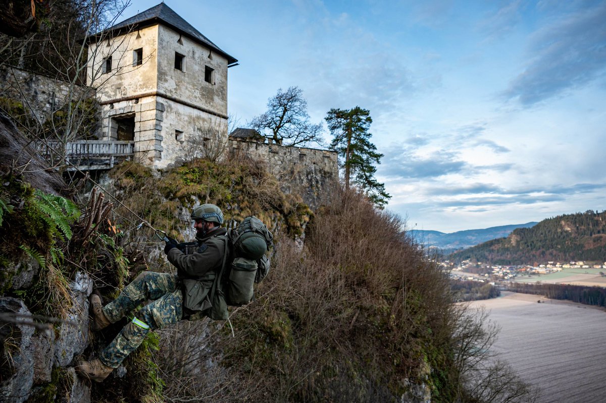 Bundesheerbauer's tweet photo. 150 Grundwehrdiener des Jägerbataillons 25 absolvierten den traditionellen „Barettmarsch“: 30 km und 9 Stationen rund um die Burg Hochosterwitz. #Bundesheer https://t.co/ShMlhQjEv5