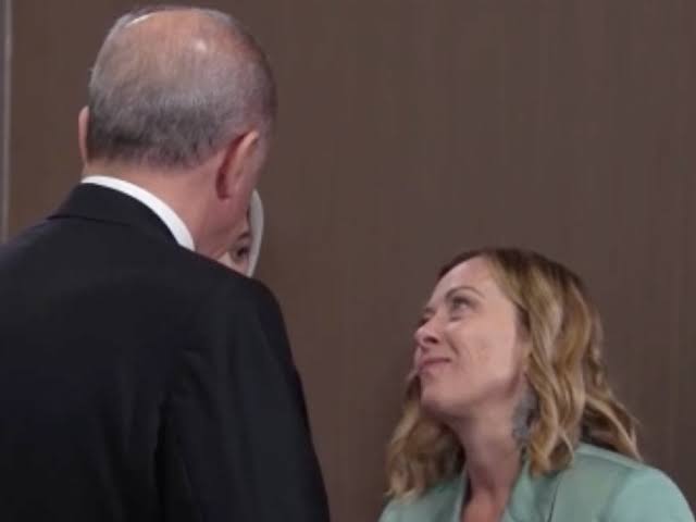 Merkelden kurtulduk şimdide bu çıktı şundaki bakışa bakarmısın sanki gözleriyle yiyecek