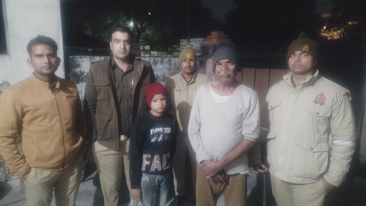 सराहनीय कार्य
आज दिनांक 20.12.24 को एक बच्चा जिसका नाम प्रिंस उम्र लगभग 7 वर्ष है चौकी क्षेत्र मिल एरिया थाना फजलगंज में आकर खो गया था जो अपने घर से गुस्सा होकर थाना पनकी क्षेत्र से यहां आ गया था सूचना पर त्वरित कार्रवाई करते हुए मैं उ0नि0 चौकी प्रभारी मिल एरिया हमराहीगण के साथ