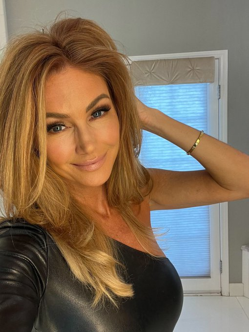 cottonwood100's tweet image. If you think were beautiful enough for retweet than give us one guys?   ➡️   stockhots.com ❤️💋 ❤️