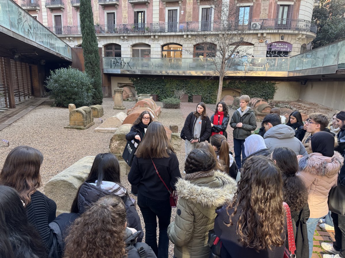 IMontserratRoig's tweet image. El passat dimarts 17 de desembre l'alumnat de 1r i 2n de Batxillerat, de l'itinerari humanístic, va gaudir d'una visita guiada per l'antiga ciutat de Barcino, actual Barcelona. 

#1rBatxillerat #2nBatxillerat #Humanístic #Barcino #Barcelona #insmontserratroig