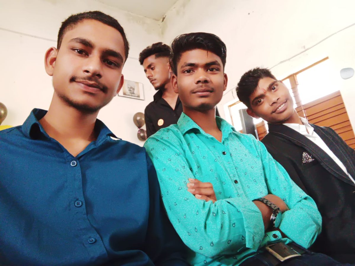 BarathYada36628's tweet photo. My college Friends last meet 
#rohityadavbharath @barathyada https://t.co/D2d3ygZWNg