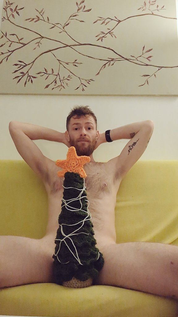 iskir_'s tweet photo. ¡Feliz navidad! Que arbolito de crochet tan lindo ¿no?  
#crochetgay #gayganchillo https://t.co/pTj2gxoAUU