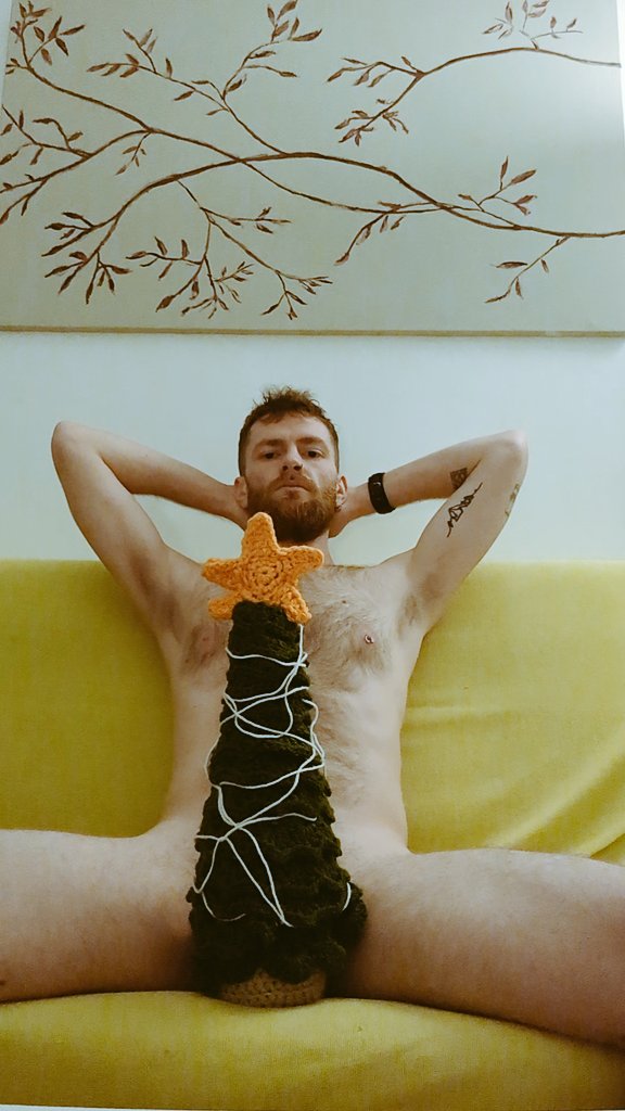 iskir_'s tweet photo. ¡Feliz navidad! Que arbolito de crochet tan lindo ¿no?  
#crochetgay #gayganchillo https://t.co/pTj2gxoAUU