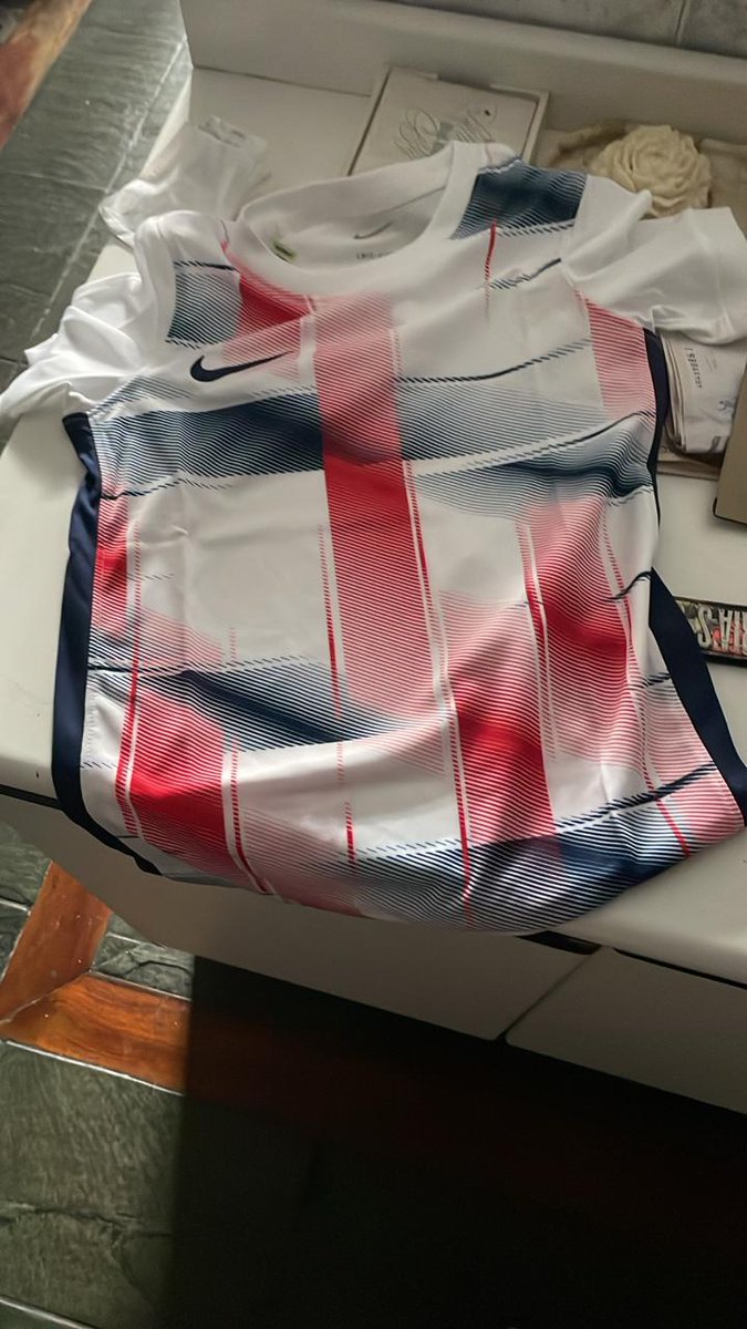 Es una vergüenza <a href="/NikeArgentina/">Nike Argentina</a> mandar un producto así... deberían mandarme de regalo un producto bien porque pase vergüenza a quien se lo regalé