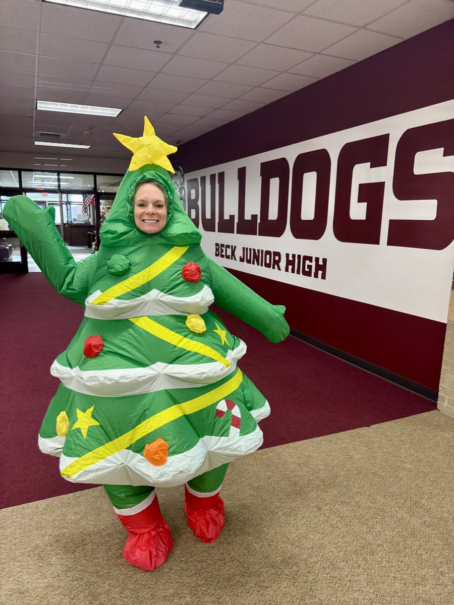 6th grade students donated the most toys for Asher’s 5th Annual Texas Children’s Toy Drive, so we had some special guests on campus today! 6th grade AP, Mr. Lopez, and principal, <a href="/KLeah3/">Dr. Leah Radloff</a> , dressed up in style for the last day before break!🎄🎅🏼