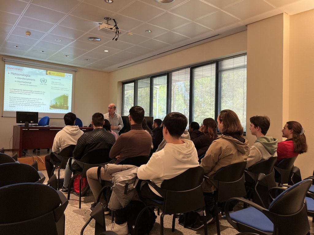 Los estudiantes de "Física de la Atmósfera" del Grado de Física  <a href="/infouex/">UEx</a> visitaron la Delegación de  <a href="/AEMET_Ext/">AEMET Extremadura</a> hace unos días. El Delegado <a href="/marcelino_nunez/">Marcelino Núñez</a> nos recibió y nos habló sobre el papel de la Agencia en la sociedad y la predicción meteorológica. ¡Muchas gracias!