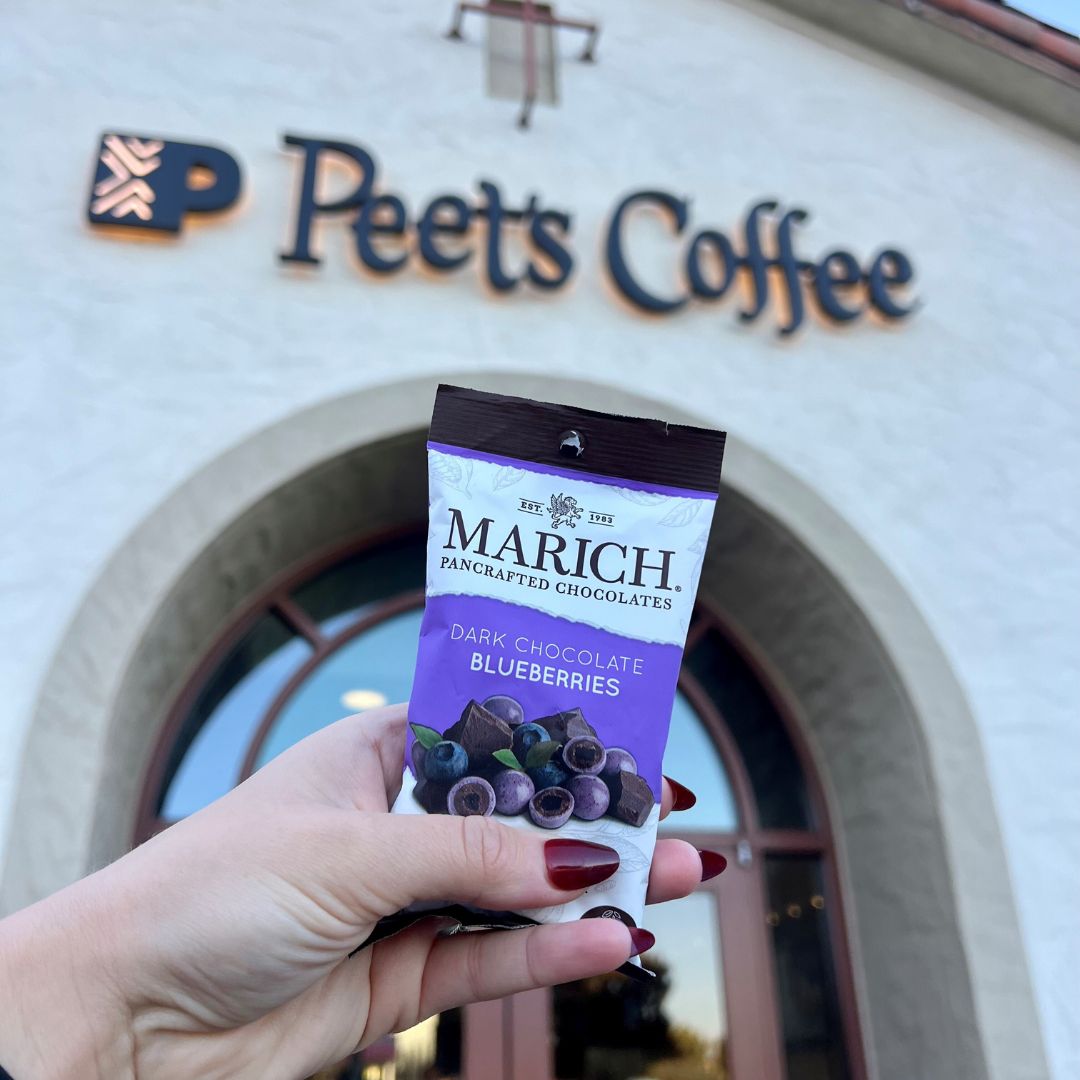 Wrapped in warmth and sweetness! ❄️❤️ Marich Dark Chocolate Covered Blueberries from Peet’s and my fave winter drink – the perfect duo to brighten up this chilly day. ☕🍫 #WinterMood #PeetsCoffee #ChocolateJoy #CozyMoments