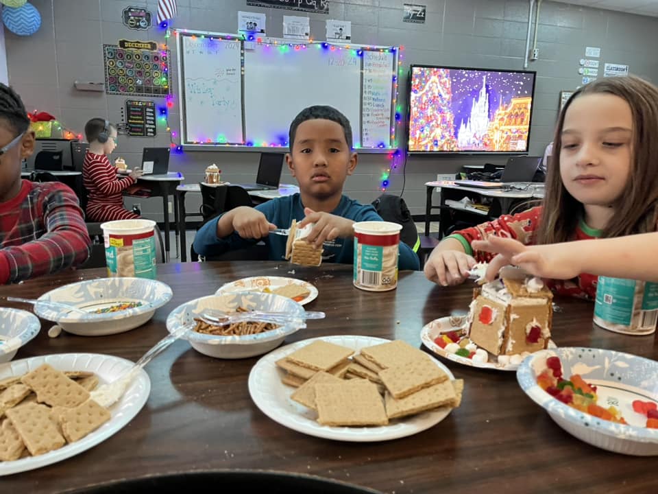 mviewelem's tweet photo. Gingerbread fun in Second Grade!!
#TimeToShine #TrojanPride https://t.co/IcSODdoVGp