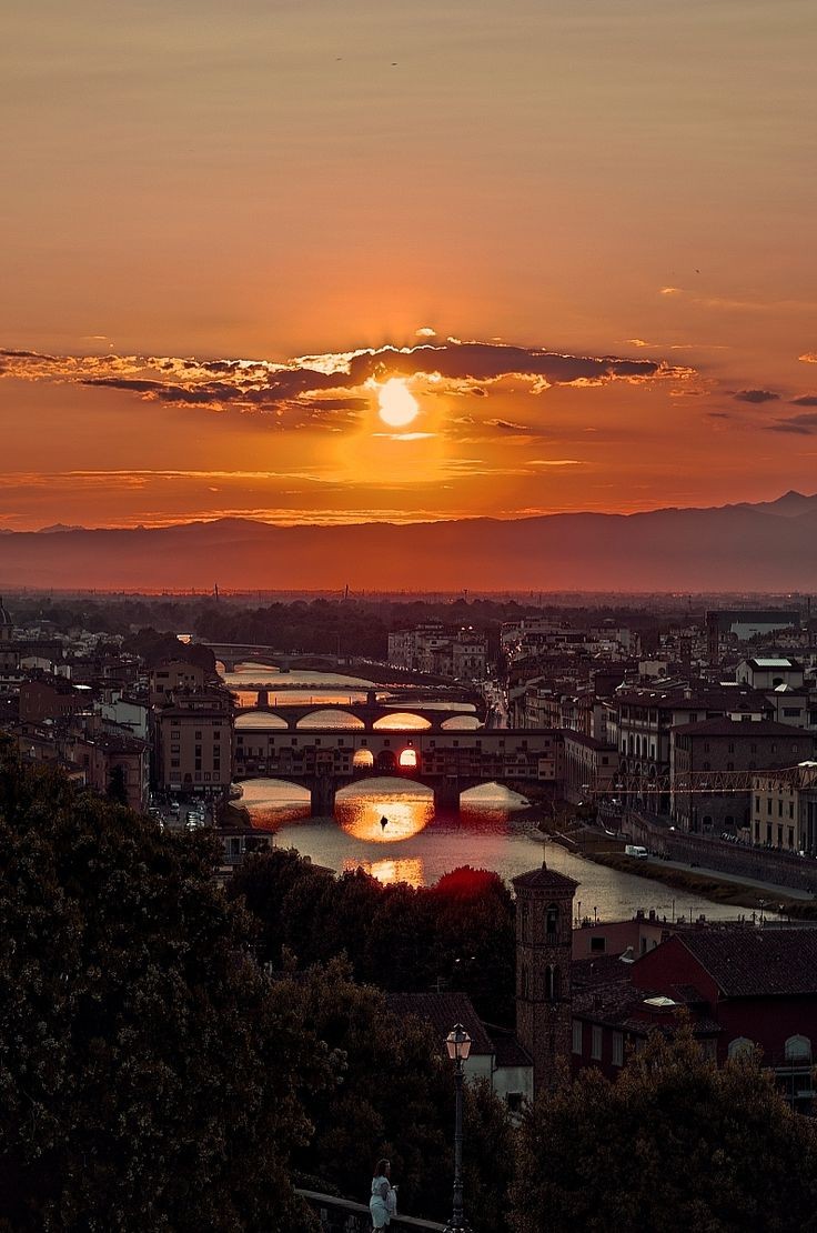Impara a parlare con il tuo strumento e tutti potranno capirti.. L’universo ha una voce e tu risveglierai il piacere di ascoltare la sua armonia.
Paolo Rumiz #Natioggi
#goodnight 
Firenze