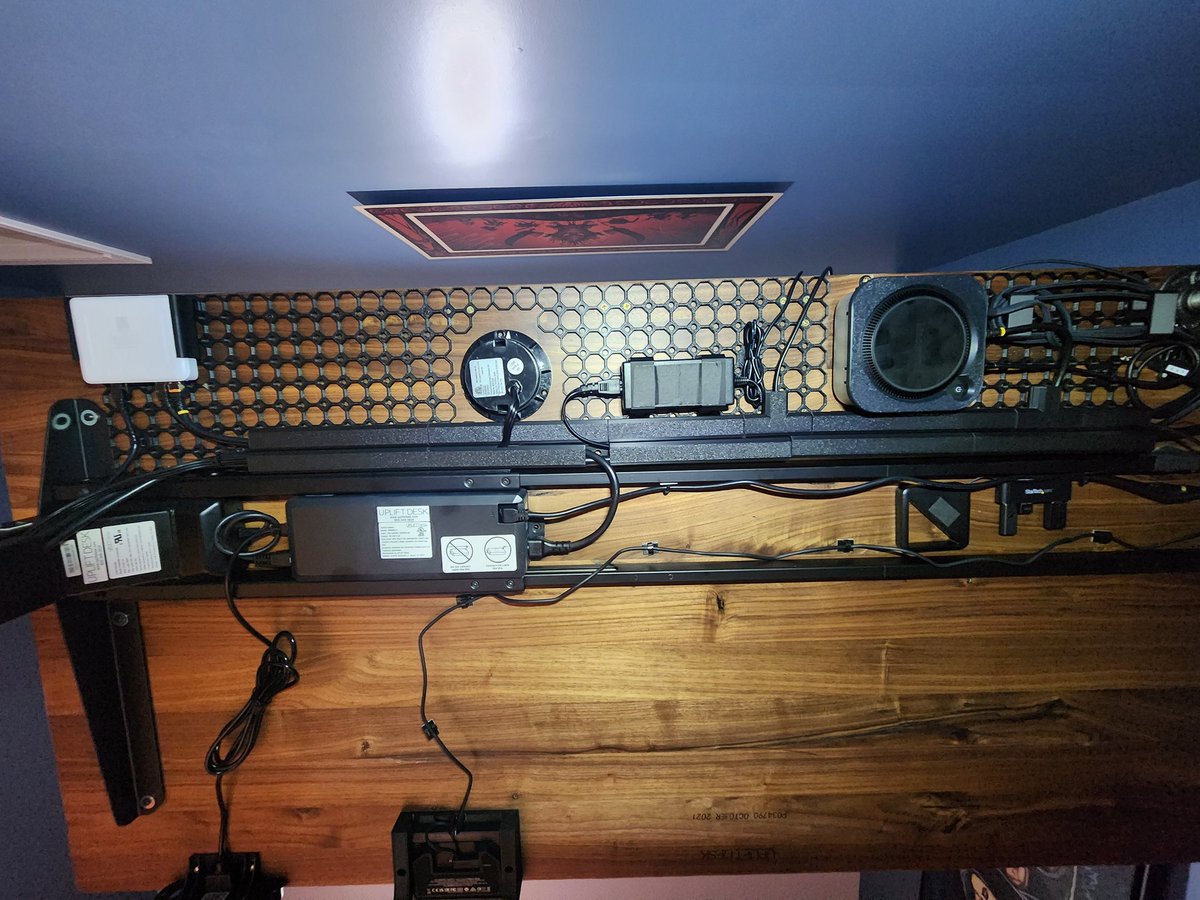 iroesstrongarm's tweet photo. Terrible picture aside, here's a before and after adding Underware 3d printed cable management to my desk.

There's some legacy cable management still in place, and Mac mini added as well. https://t.co/RVIKPoj2PE