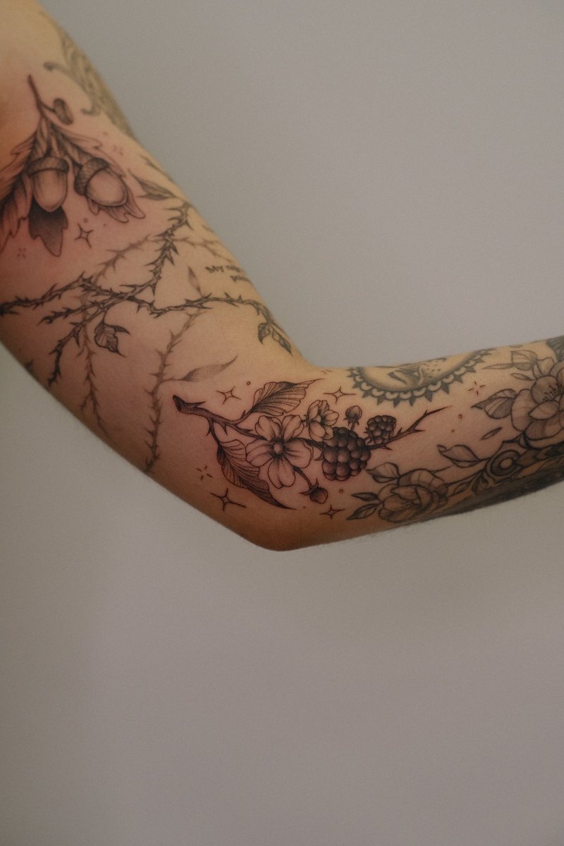 fidchelle's tweet photo. Pov tu es une néo tatoueuse/photocopieuse apple qui sait pas dessiner et qui n’est pas une artiste 😔 https://t.co/xFWvwqYCi7