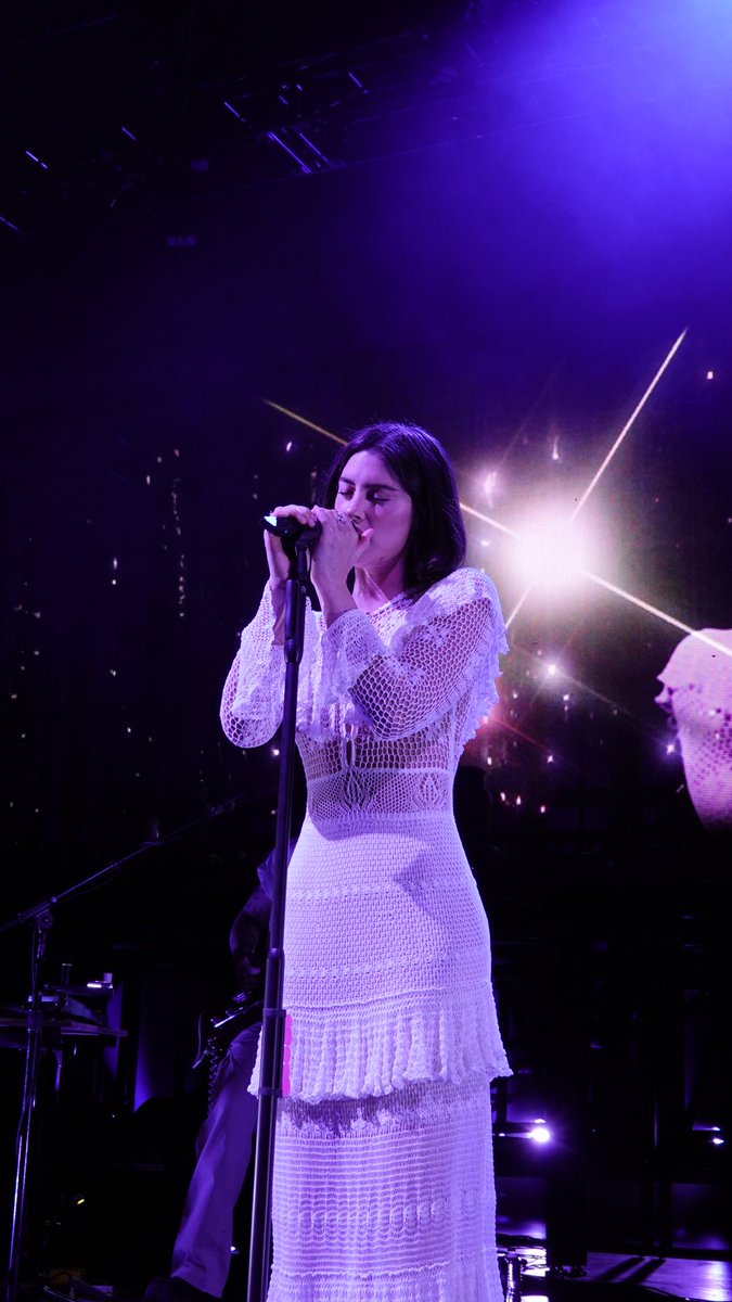 wallhaler's tweet image. i miss concerts