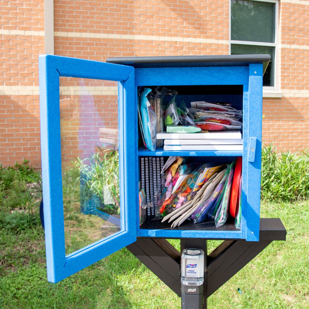 Winter break = more time for storytime! 📚 Visit one of our 49 Little Lockers for free books. Find your nearest locker: ow.ly/BRyp50UjjeO 💙