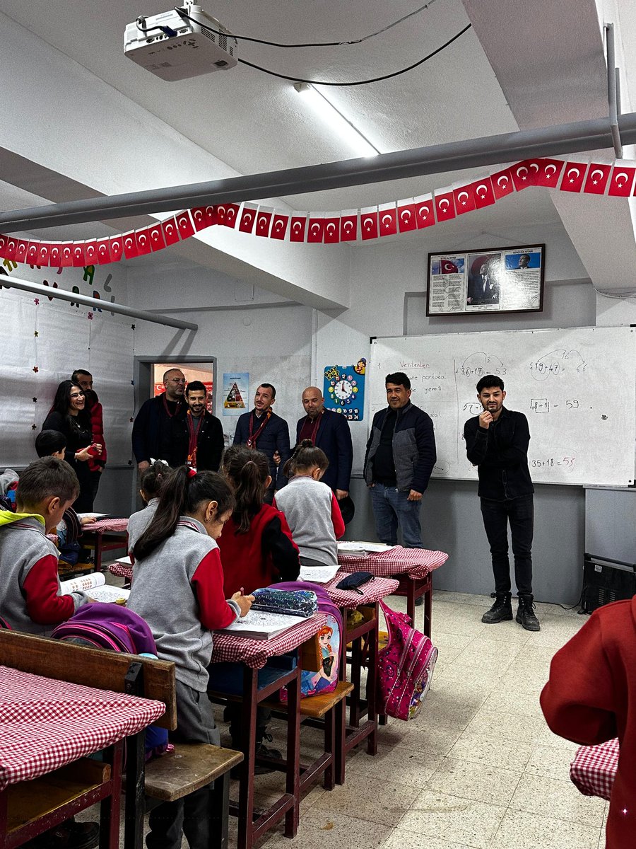Altınözü ilçemizde bulunan Yunushan Köyü Şehit Çetin Yavuz İlkokulu öğrencilerine Beden Eğitimi derslerinde kullanılabilmesi gerekli spor malzemelerini tedarik edip, okulumuza hediye ettik. Geleceğimiz olan kardeşlerimizin yüzünü her daim güldürmeye devam edeceğiz!