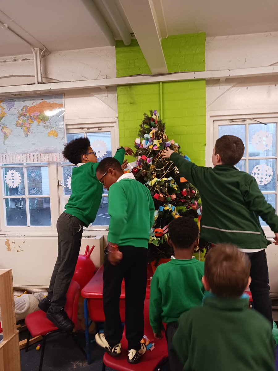 TopmarkSports's tweet image. 🎄 Decorating the tree is a team effort! @GG_ASC_TOPMARK 

#TOPMARK