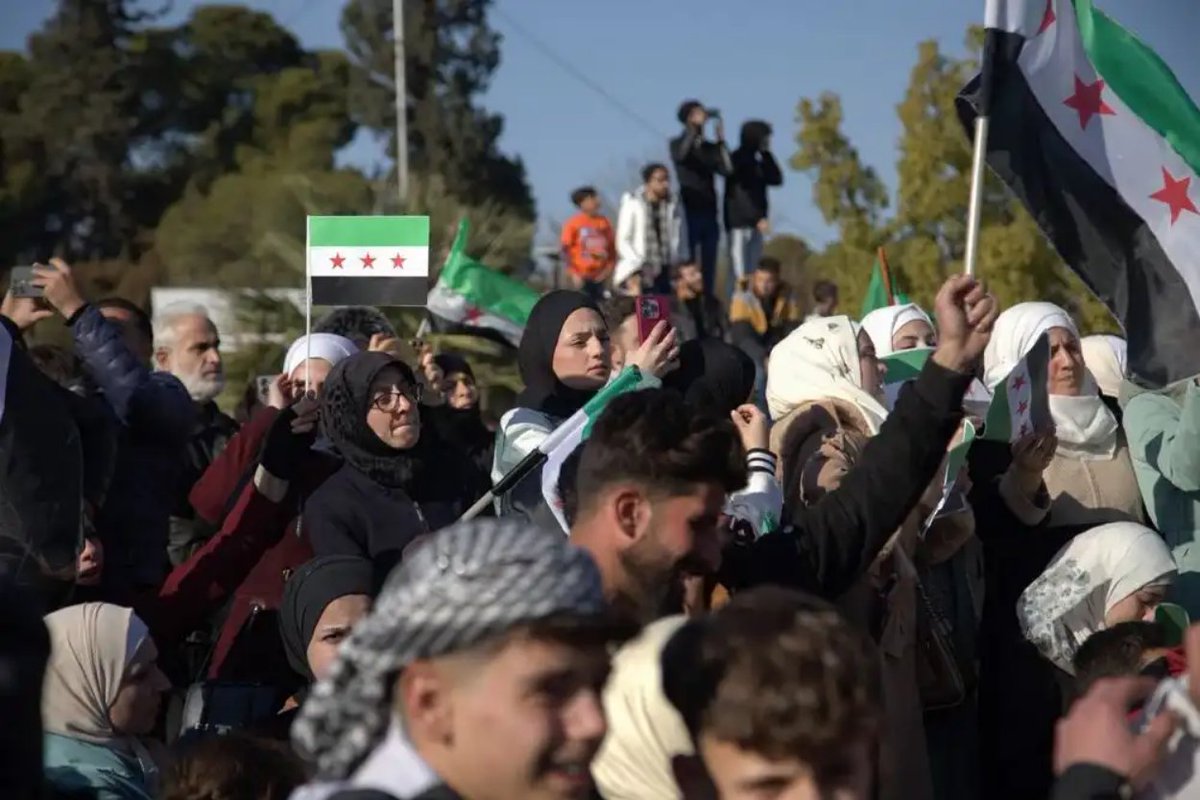 Recherche SciencesPo (@scporesearch) on Twitter photo #Syrie
Après prés de 50 ans de dictature et 14 ans de guerre
Comment reconstruire un dialogue politique et organiser l'action publique ? Quels sont les risques internes et externes ?
Analyse par Eberhard Kienle, chercheur au <a href="/CERI_SciencesPo/">CERI Sciences Po</a>
sciencespo.fr/recherche/fr/a… #Syrie
Après prés de 50 ans de dictature et 14 ans de guerre
Comment reconstruire un dialogue politique et organiser l'action publique ? Quels sont les risques internes et externes ?
Analyse par Eberhard Kienle, chercheur au <a href="/CERI_SciencesPo/">CERI Sciences Po</a>
sciencespo.fr/recherche/fr/a…