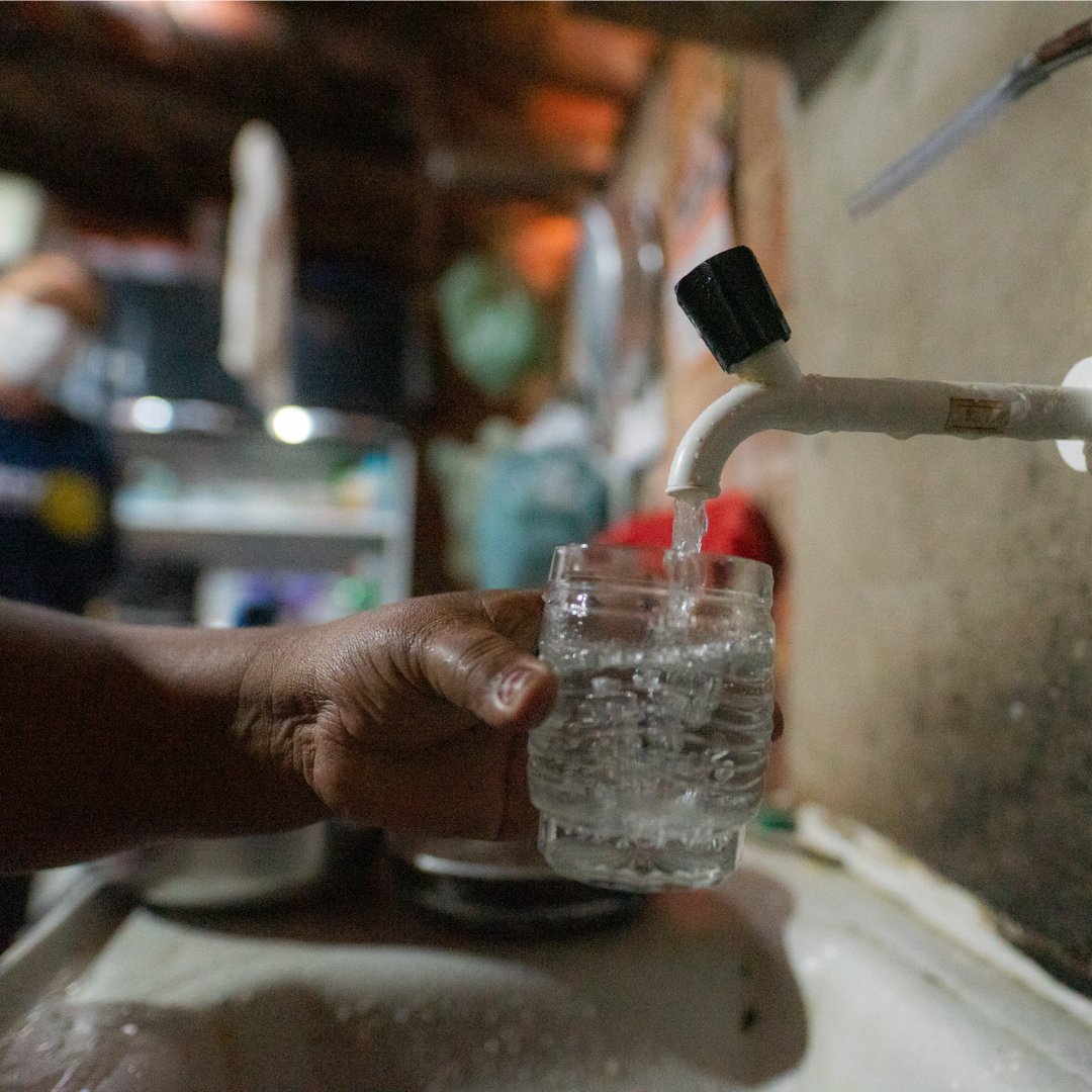 Rotary's tweet image. What happens when you give to The Rotary Foundation?

💧 $50 = Clean water for families
💉 $15 = Polio vaccines for kids
👷 $100 = Job training for individuals

This season, give the gift of Rotary &amp;amp; spread hope worldwide🎁 
Donate now: on.rotary.org/3FyL31z