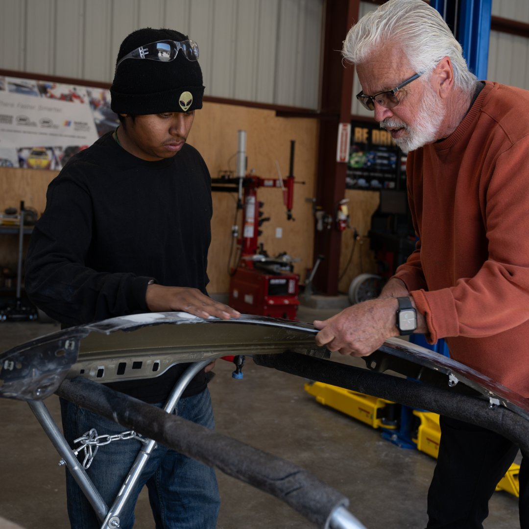 Rotary's tweet image. What happens when you give to The Rotary Foundation?

💧 $50 = Clean water for families
💉 $15 = Polio vaccines for kids
👷 $100 = Job training for individuals

This season, give the gift of Rotary &amp;amp; spread hope worldwide🎁 
Donate now: on.rotary.org/3FyL31z