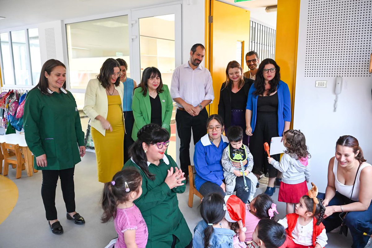 trivino_m's tweet image. ✨Agradecemos a las ministras @camila_vallejo, @AisenEtcheverry, @totiorellanag y a subsecretaria @lagos_lagoss, por acompañarnos en un hito tan importante para la Educación Parvularia pública: inauguramos el Jardín Infantil Manuel Ballesteros de @JUNJI_RM junto a la comunidad.💛