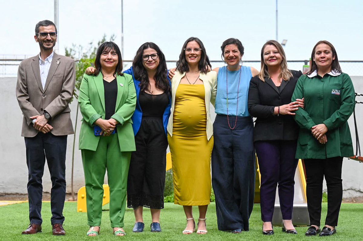 trivino_m's tweet image. ✨Agradecemos a las ministras @camila_vallejo, @AisenEtcheverry, @totiorellanag y a subsecretaria @lagos_lagoss, por acompañarnos en un hito tan importante para la Educación Parvularia pública: inauguramos el Jardín Infantil Manuel Ballesteros de @JUNJI_RM junto a la comunidad.💛