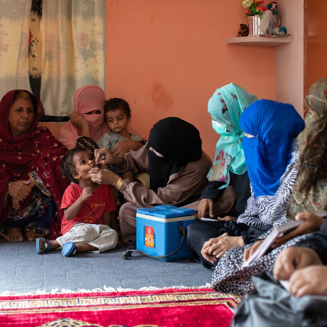 Rotary's tweet image. What happens when you give to The Rotary Foundation?

💧 $50 = Clean water for families
💉 $15 = Polio vaccines for kids
👷 $100 = Job training for individuals

This season, give the gift of Rotary &amp;amp; spread hope worldwide🎁 
Donate now: on.rotary.org/3FyL31z