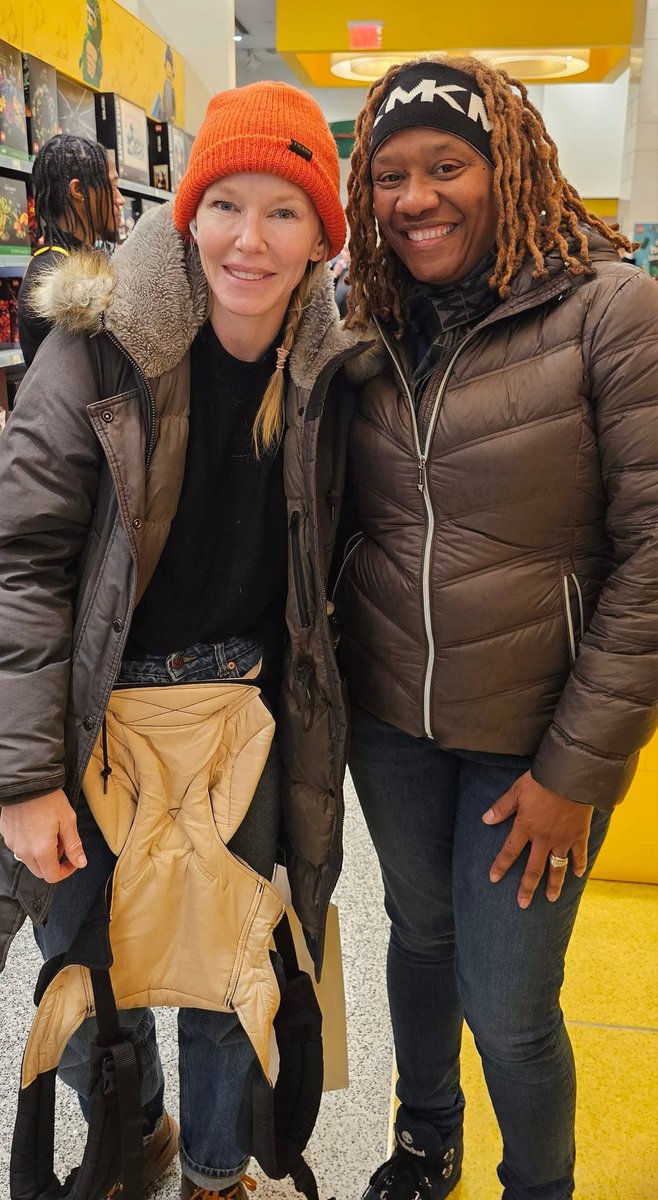 A new Kelli Giddish photo with a fan

📸 Edgar Claiborne on fb