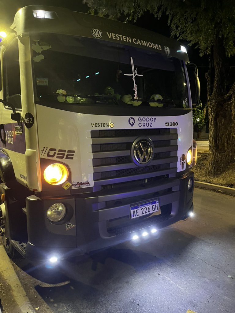 shopescudero's tweet photo. MIÉRCOLES: accidente de tránsito menor moto y auto…de la nada aparece un camión recolector de basura baja el conductor(fumando) le dice al de la moto que no le importa su accidente, que se corra y le arrolla las pertenencias al chico de la moto!! @alfredocornejo @godoycruzol https://t.co/CeuCM8ASEr
