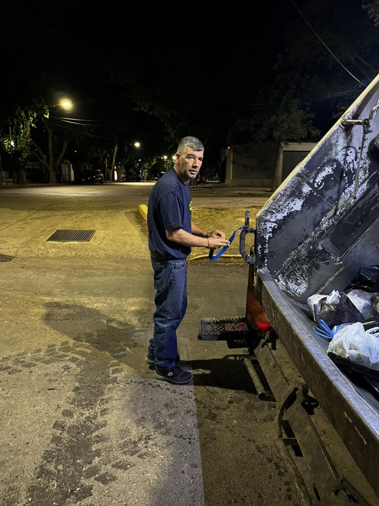 shopescudero's tweet photo. MIÉRCOLES: accidente de tránsito menor moto y auto…de la nada aparece un camión recolector de basura baja el conductor(fumando) le dice al de la moto que no le importa su accidente, que se corra y le arrolla las pertenencias al chico de la moto!! @alfredocornejo @godoycruzol https://t.co/CeuCM8ASEr