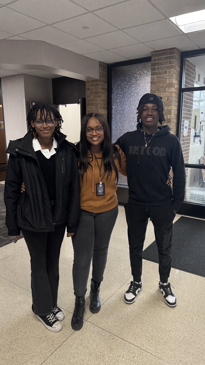 MissWaire_5th's tweet photo. Students I had in 3rd & 4th grade are now 7th grade & a sophomore stopped by to see me ❤️ #stoutfieldgood https://t.co/grCLyzpUu0