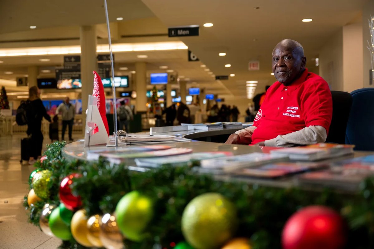 slulay2's tweet image. A month ago, we got a tip from a reader who'd had a delightful run-in w/ a 94-year-old man working at Midway Airport. "He'd make a fascinating subject for a ... story."

@mack_liederman tracked him down.

Meet Robert Garrison, the holiday hero we need:
blockclubchicago.org/2024/12/20/94-…