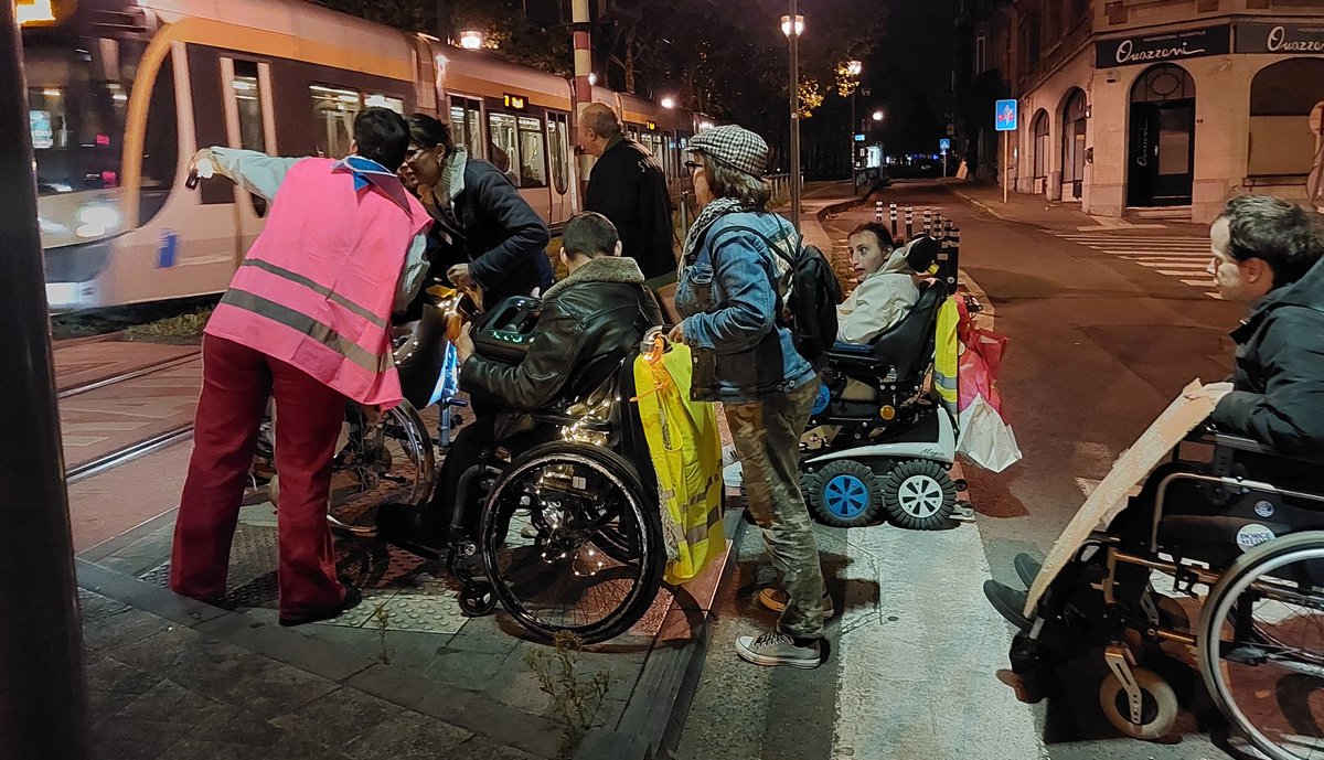 Dit is de situatie aan halte Demolder in Schaarbeek, waar de voorbije 2 jaar 3 doden en verschillende zwaargewonden vielen. "We doen al alles wat we kunnen", beweert de <a href="/STIBMIVB/">STIB-MIVB</a>.