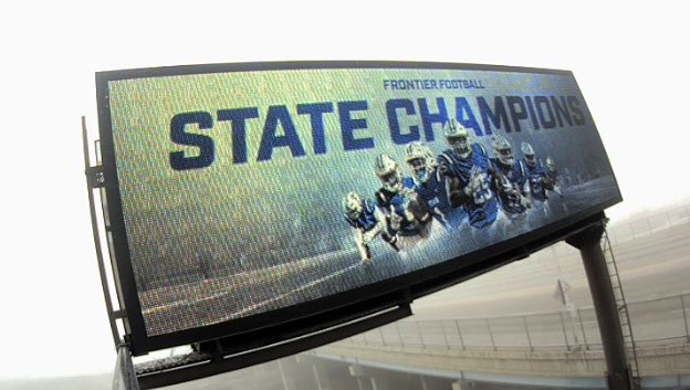 FrontierTitans's tweet photo. TITAN NATION:  If you are out &amp; about during the break, swing by the Oak Street overpass at Truxtun and California near the Firestone grill (facing the restaurant)!
🔵⚫️⬆️ https://t.co/GufxX94QvL