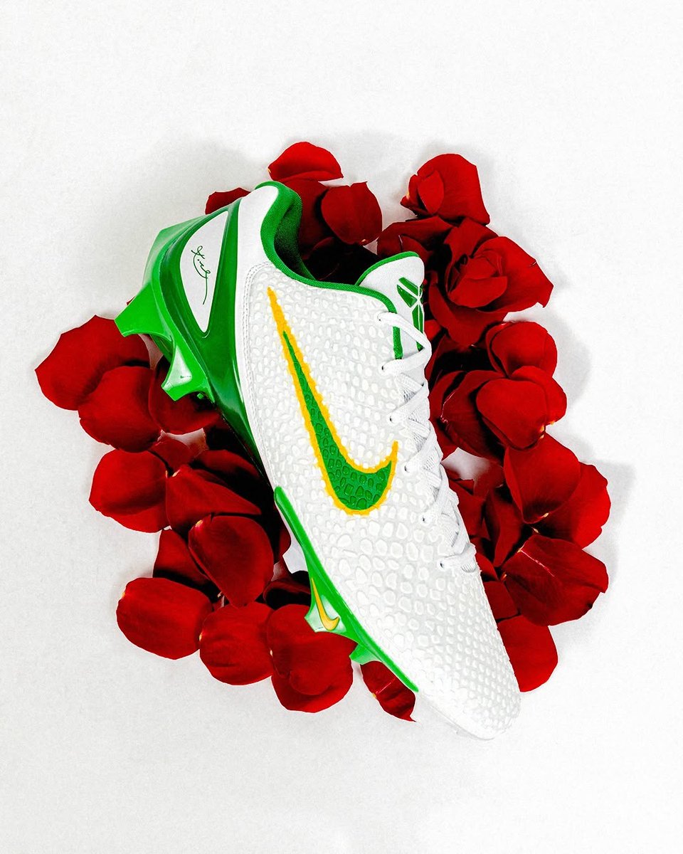 ComplexSneakers's tweet image. .@oregonfootball reveals Nike Kobe 6 cleats for the Rose Bowl 🌹