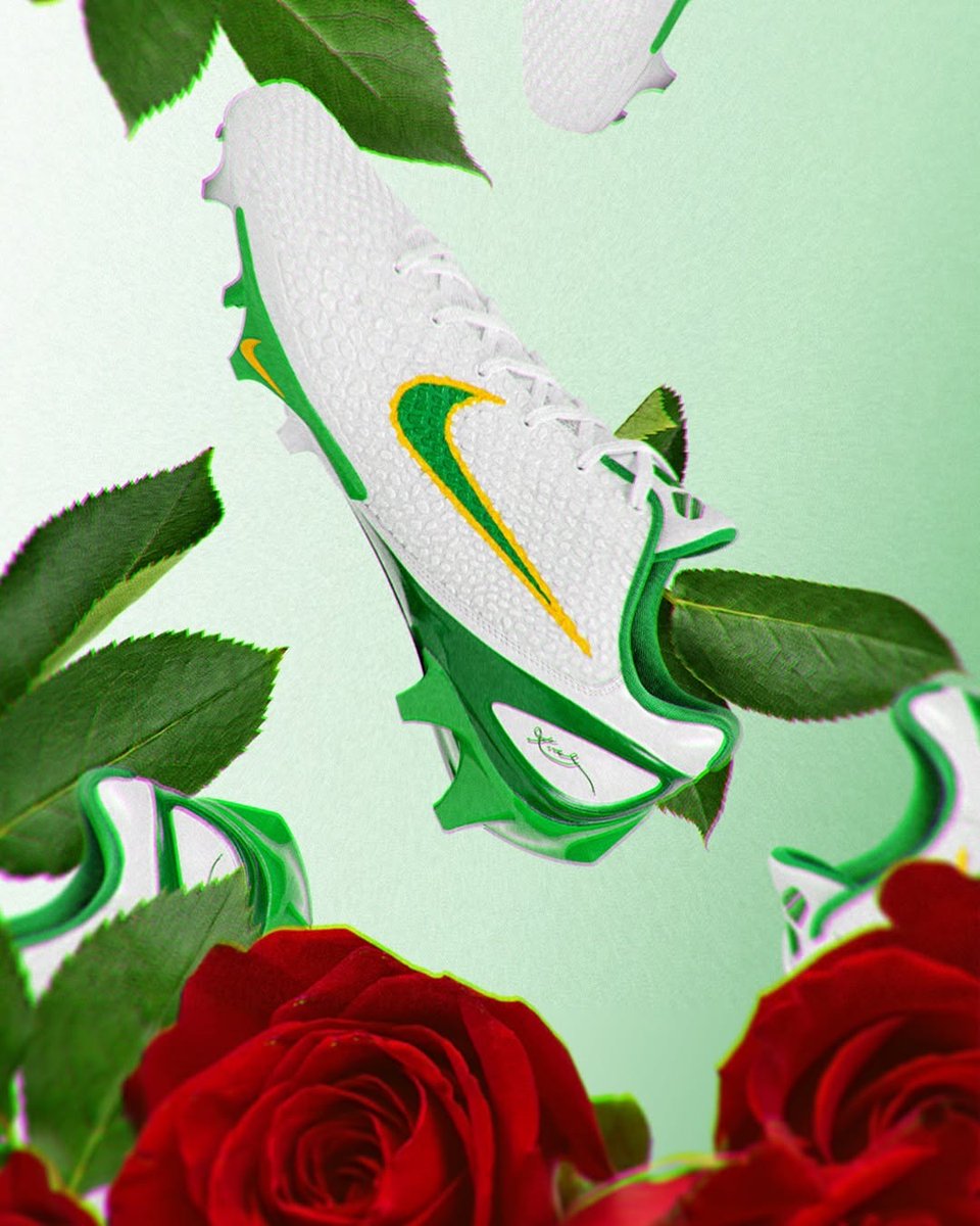 ComplexSneakers's tweet image. .@oregonfootball reveals Nike Kobe 6 cleats for the Rose Bowl 🌹