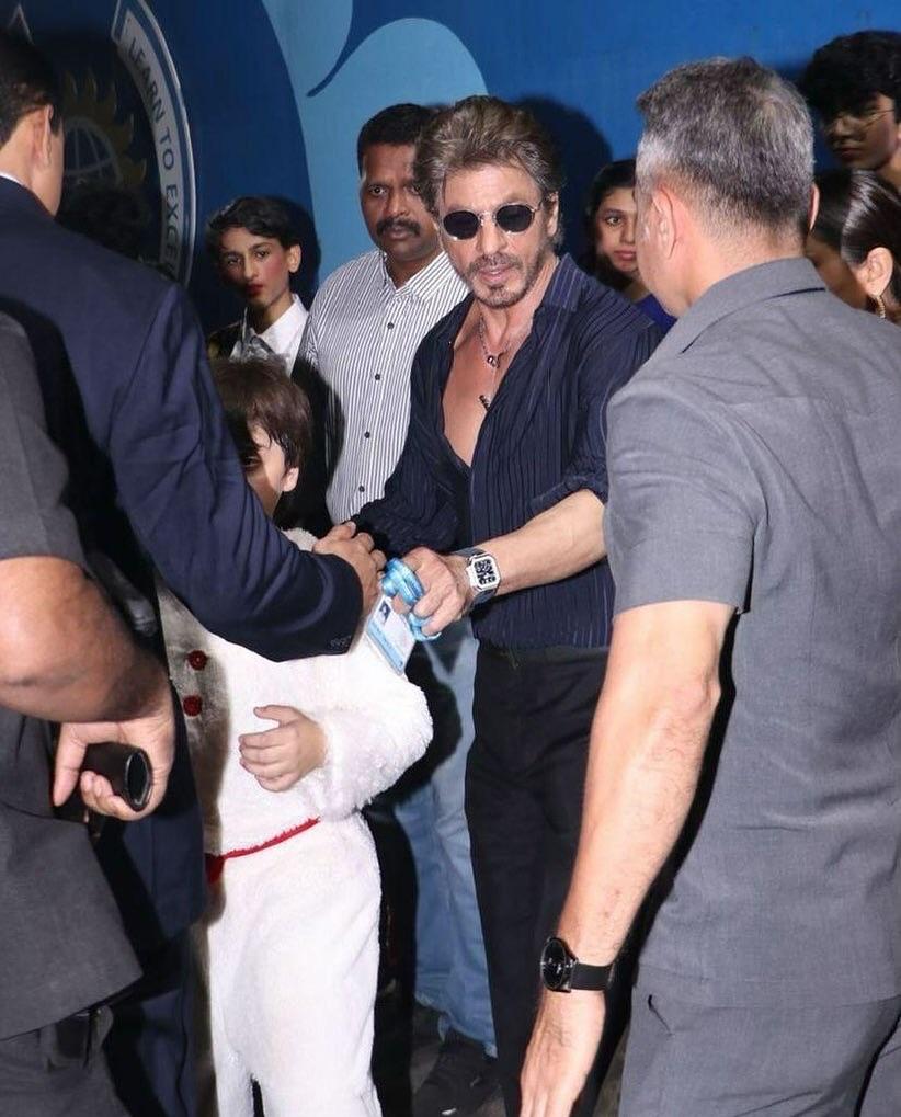 MonikaBeing's tweet photo. #ShahRukhKhan @iamsrk  and #SuhanaKhan @suhanakhan2  at Dhirubhai Ambani School Annual day in Mumbai https://t.co/dEQdq98lux