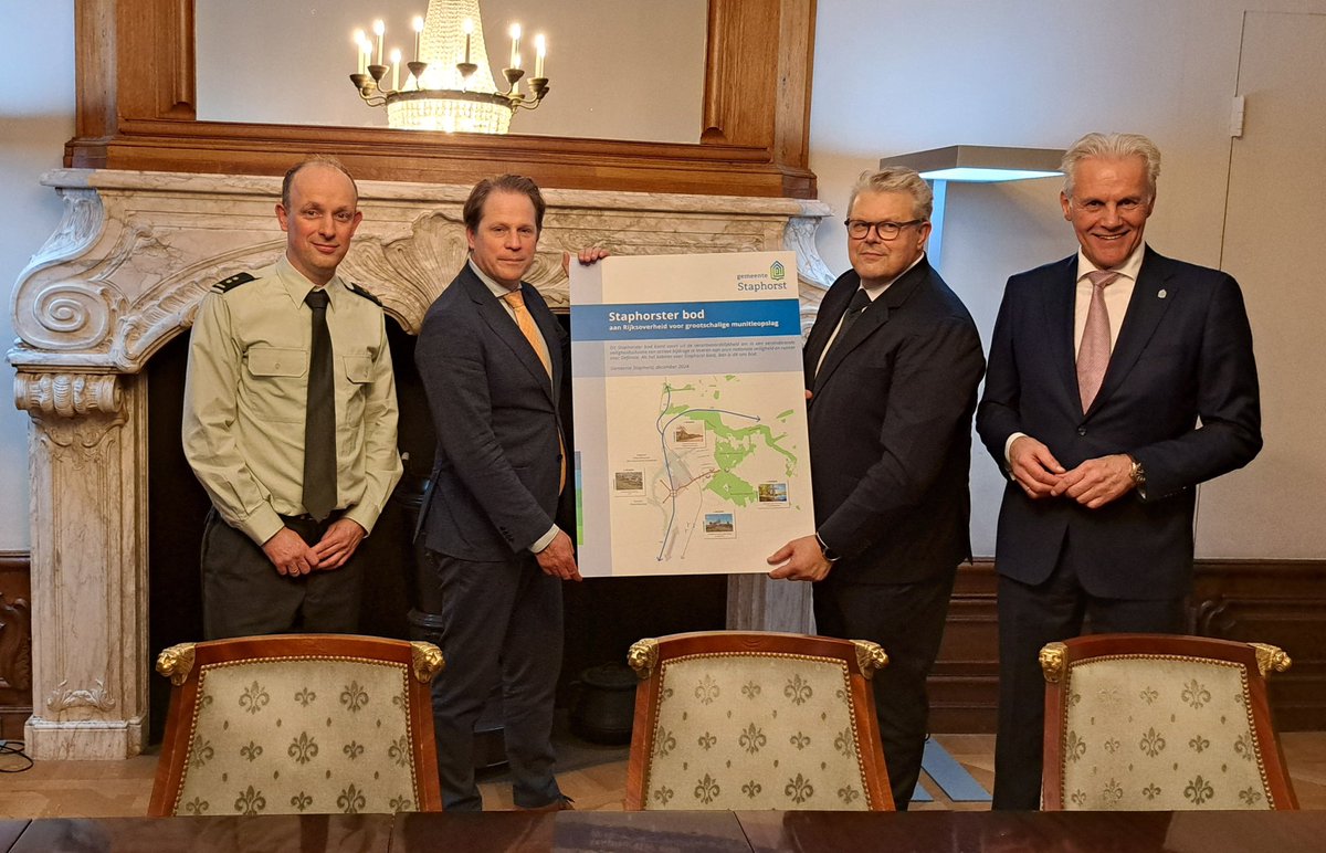 Gemeente Staphorst (@g_staphorst) on Twitter photo Staatssecretaris van Defensie <a href="/DefensieStas/">Gijs Tuinman</a> ontving het ‘bod voor grootschalige munitieopslag’ uit handen van <a href="/tenkatejan/">Jan ten Kate</a>, burgemeester van Staphorst. De gemeente wil met dit bod borgen dat Defensie op de juiste manier omgaat met de veiligheid en zorgen van inwoners. Staatssecretaris van Defensie <a href="/DefensieStas/">Gijs Tuinman</a> ontving het ‘bod voor grootschalige munitieopslag’ uit handen van <a href="/tenkatejan/">Jan ten Kate</a>, burgemeester van Staphorst. De gemeente wil met dit bod borgen dat Defensie op de juiste manier omgaat met de veiligheid en zorgen van inwoners.