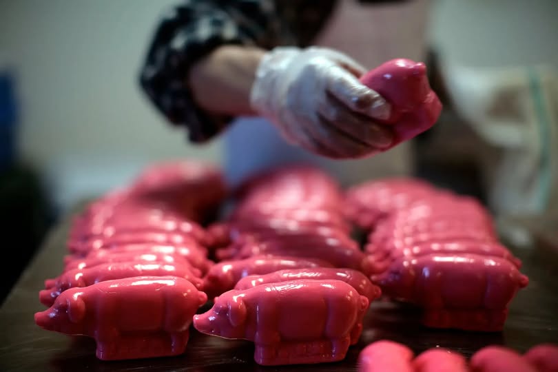 5 DAYS BEFORE CHRISTMAS
Since the 1880s, Saratoga's Peppermint Pigs have symbolised health happiness &amp; prosperity After dinner families break the festive pink pig with a tiny hammer, sharing pieces for good luck. A tradition still cherished today
#PeppermintPig #HolidayTradition